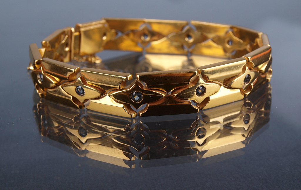 Gold bracelet with sapphires