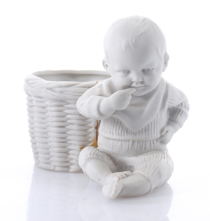 Biscuite figure „Baby near the basket”