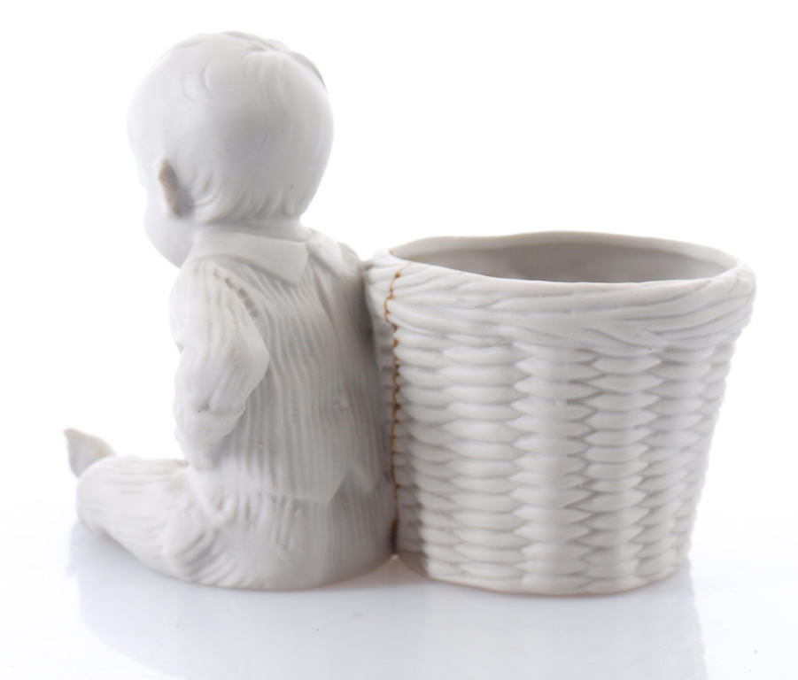 Biscuite figure „Baby near the basket”