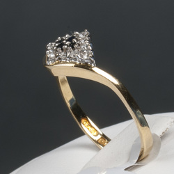 Golden ring with diamonds and sapphires