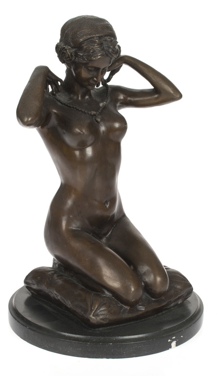 Jūgendstila bronzas figūra „Verdzene” uz marmora pamatnes