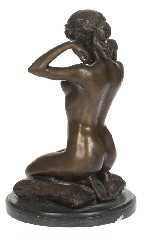 Jūgendstila bronzas figūra „Jauna kaklarota” uz marmora pamatnes