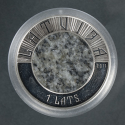 Akmens monēta ar nominālu 1 Lats sudraba ietvarā
