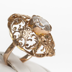 Золотое кольцо с белым камнем