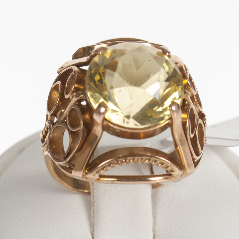 Gold ring with quartz