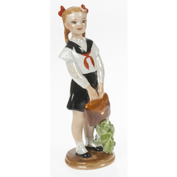 Porcelain figure „Schoolgirl”