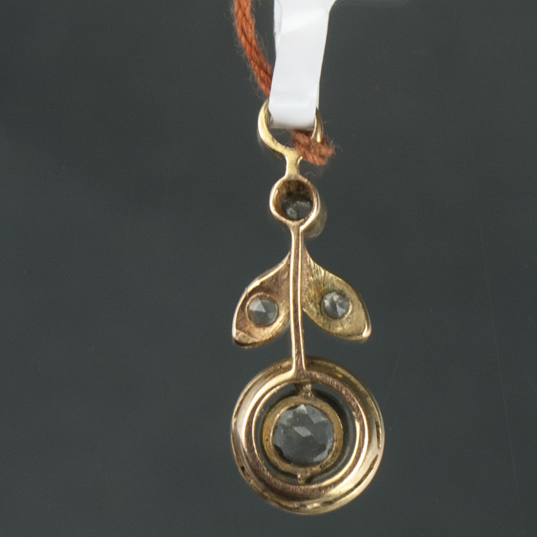 Gold pendant with quartz