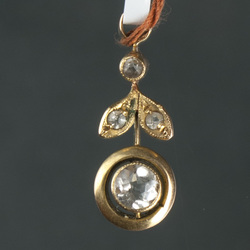 Gold pendant with quartz