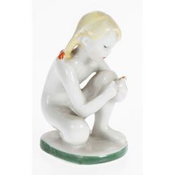 Porcelain figure „Girl with a dove”