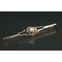 Gold brooch with diamonds and pearl