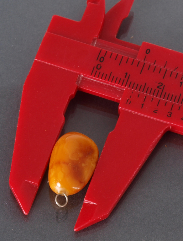 Amber pendant, 1.22 g