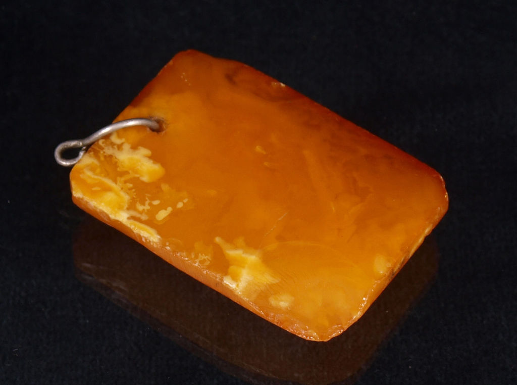 Amber pendant, 4.88 g