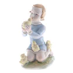 Porcelāna figūriņa ”Puisītis ar cālīšiem”