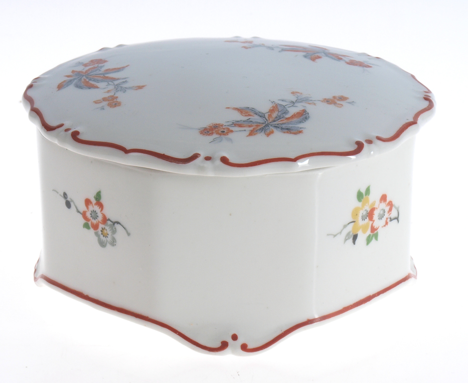 Porcelain chest with lid