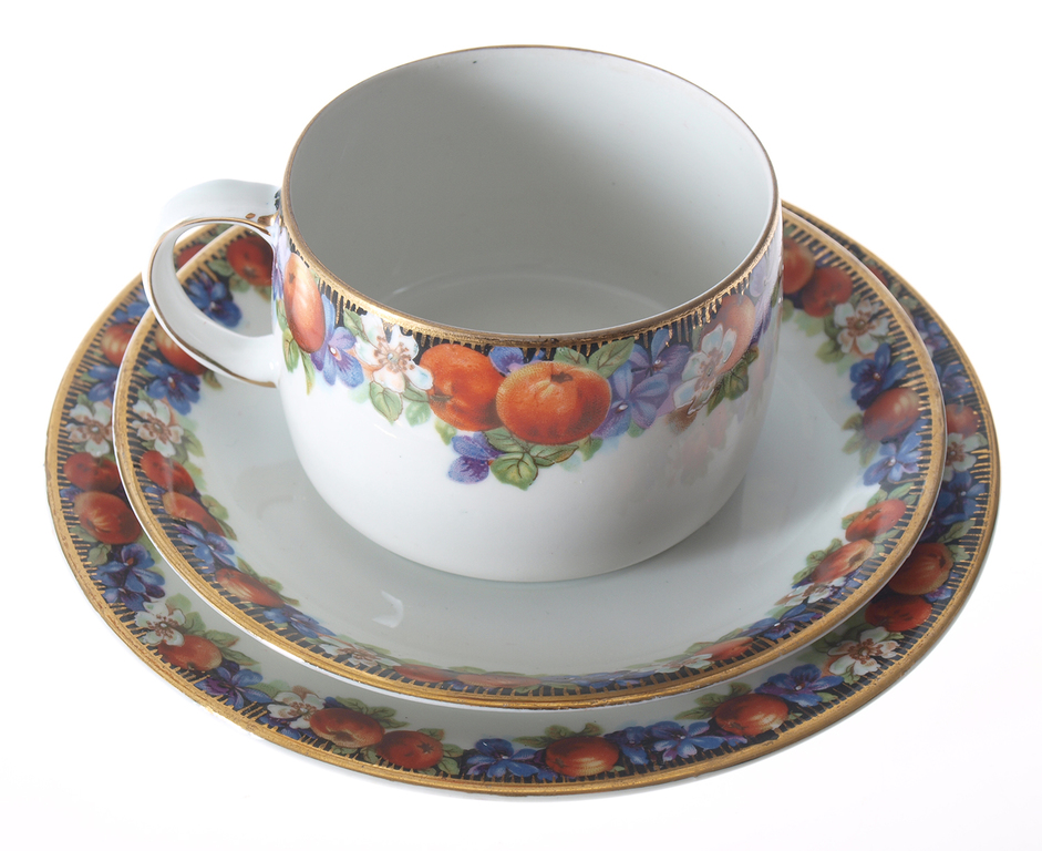 Porcelain cup with 2 saucers “Apples”
