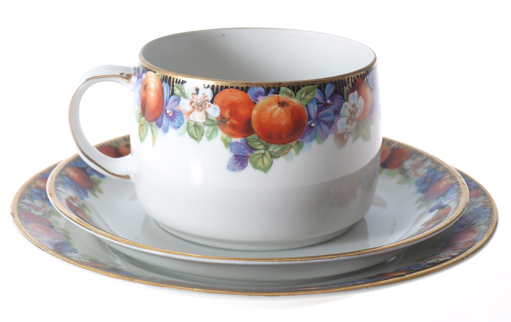 Porcelain cup with 2 saucers “Apples”