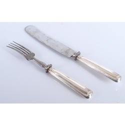 Серебряная вилка и нож