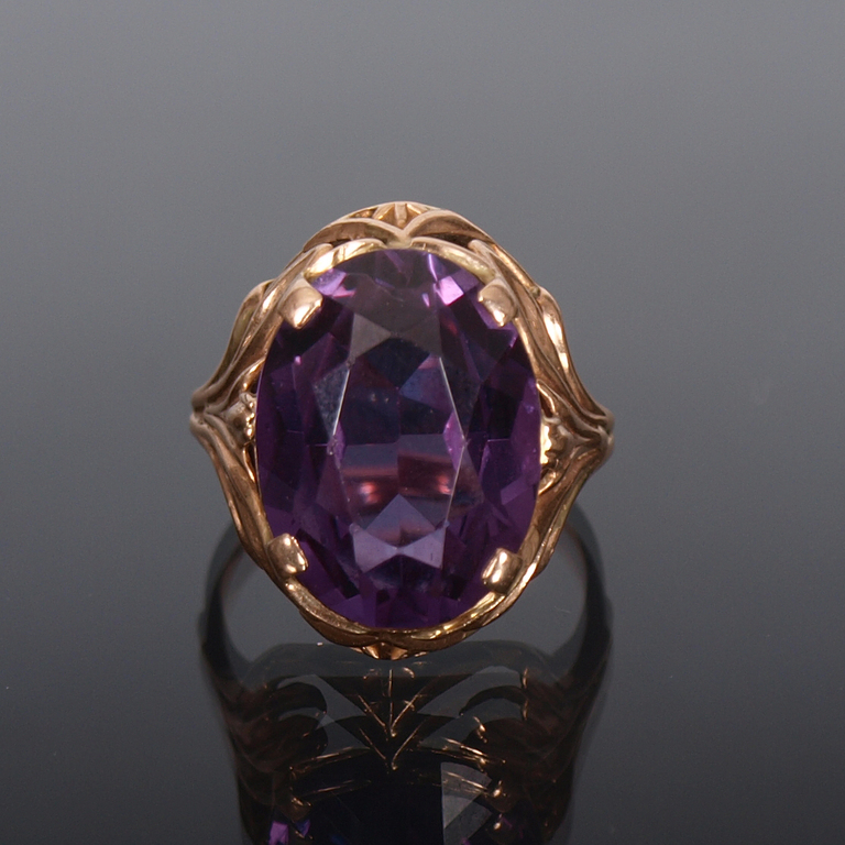 Фиолетовый камень в кольце