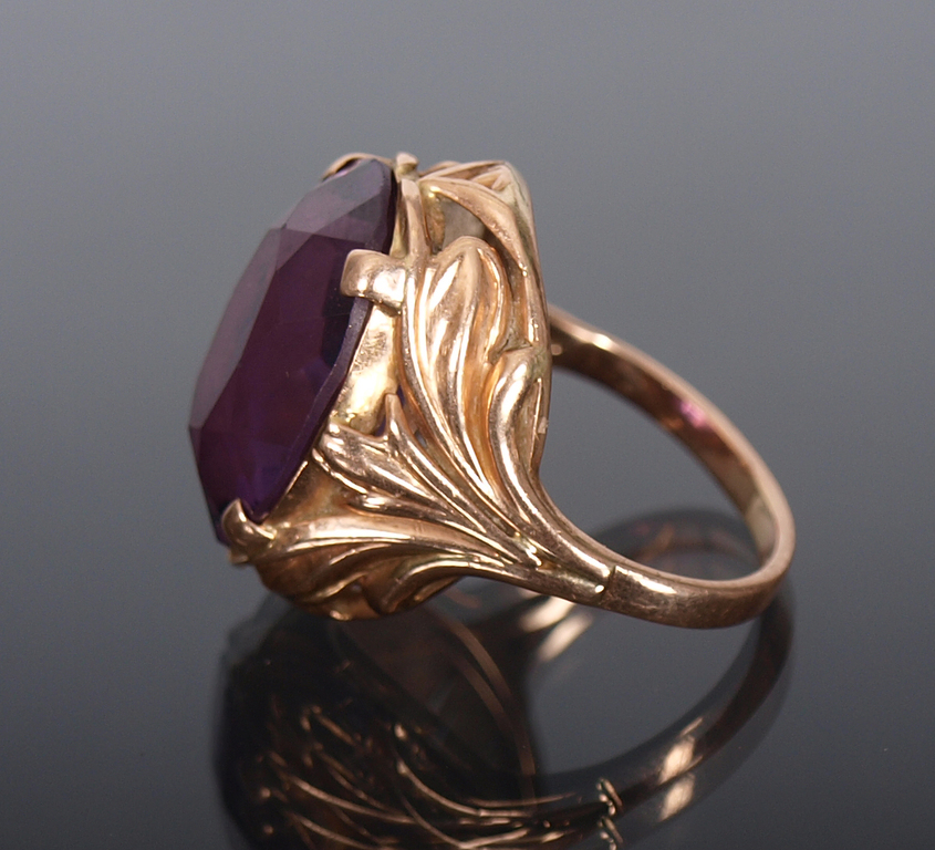 Zelta gredens ar violetu akmeni
