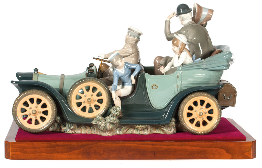 Porcelain figure 'Family car'