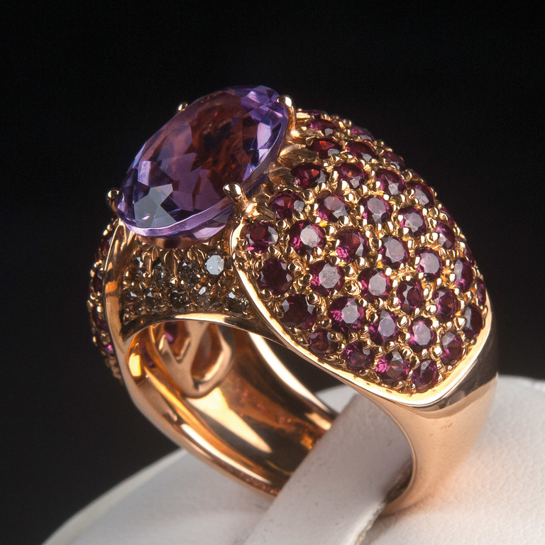 Gold ring with diamonds, amethyst and rhodonite