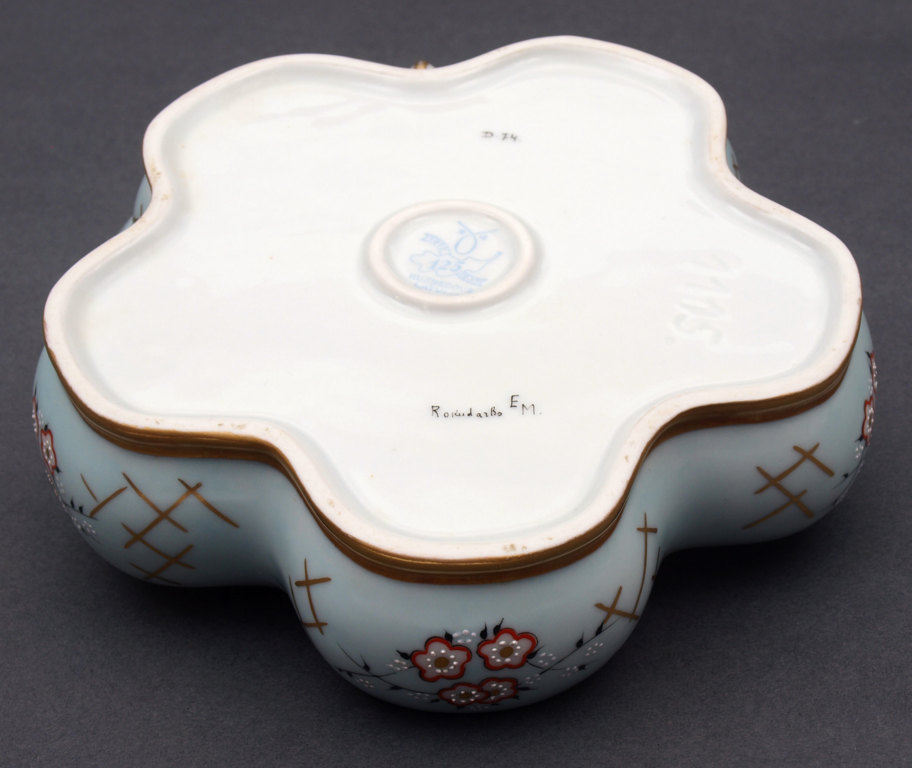 Porcelain chest with lid