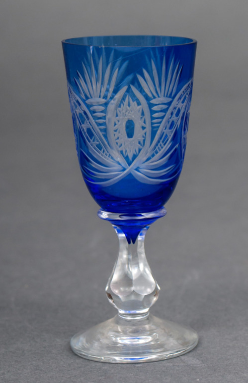 Krāsainā stikla komplekts – karafe ar 5 glāzītēm un šķīvi
