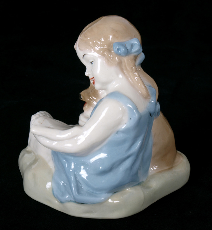 Porcelain figure „Girl with book”