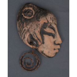 Keramikas dekors „Sieviete ar auskaru”