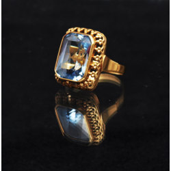 Золотое кольцо с синтетическими шпинелями