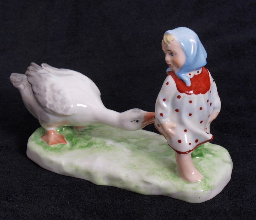 Porcelāna figūra „Meitene ar zosi”