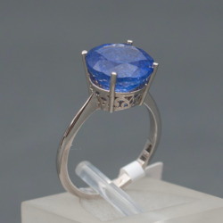 White gold ring with tanzanite