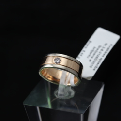 Gold ring with diamond