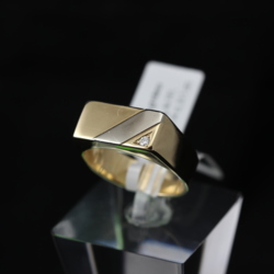 Gold ring with diamonds