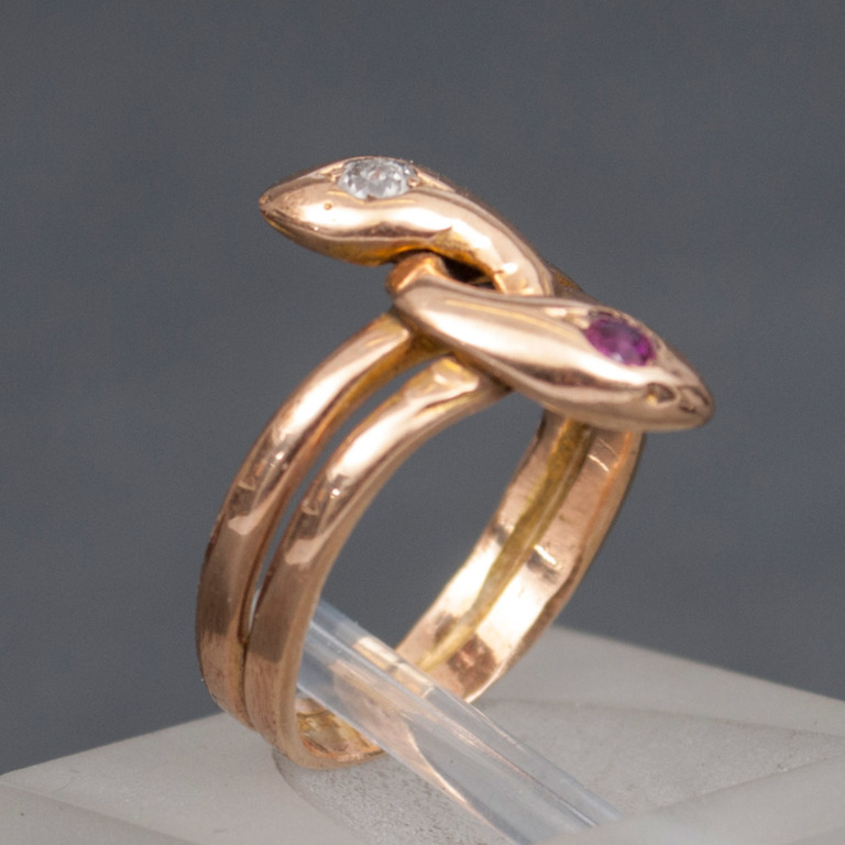 Gold ring 