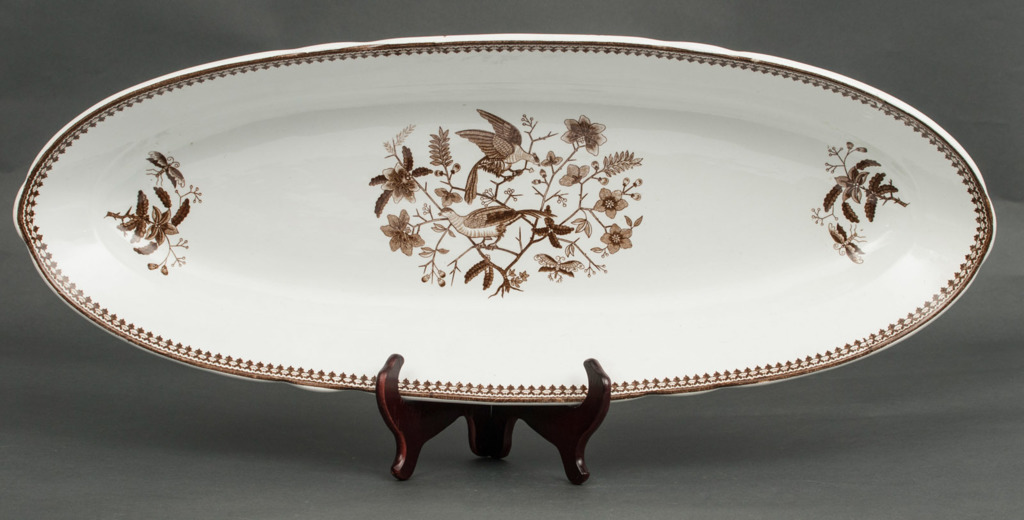 The porcelain plate 