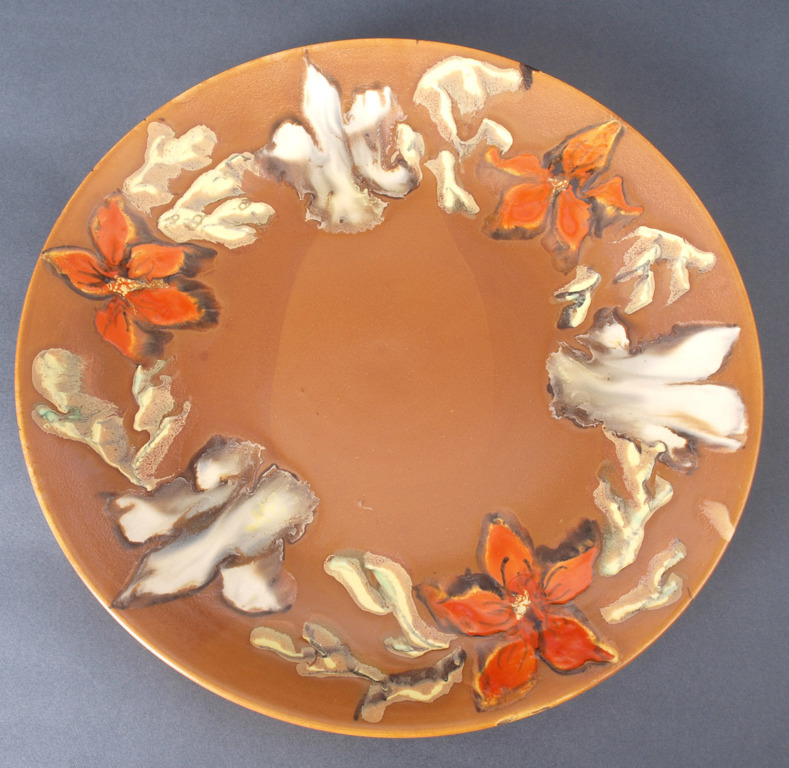 Dekoratīvs keramikas sienas šķīvis “Ziedi”