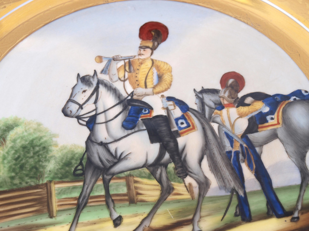 Porcelāna šķīvis “Kareivji ar zirgiem”