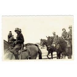 Fotogrāfija “Latvijas armijas karavīri zirgu mugurā”