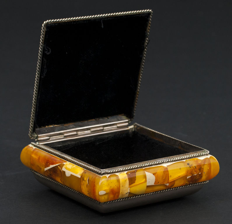 Металлическая коробка с янтарной отделкой 