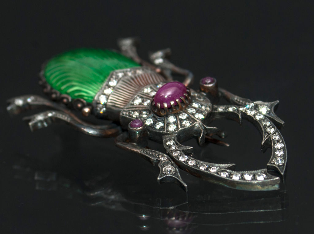 Gold brooch 'Beetle' with brilliants