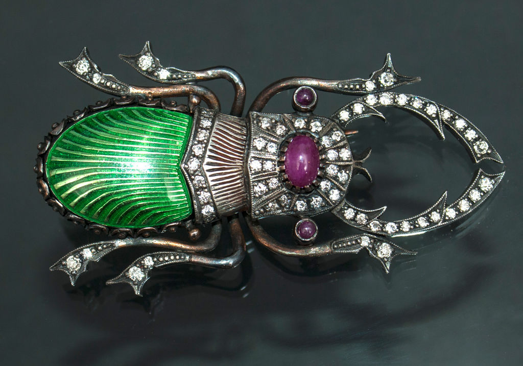 Gold brooch 'Beetle' with brilliants