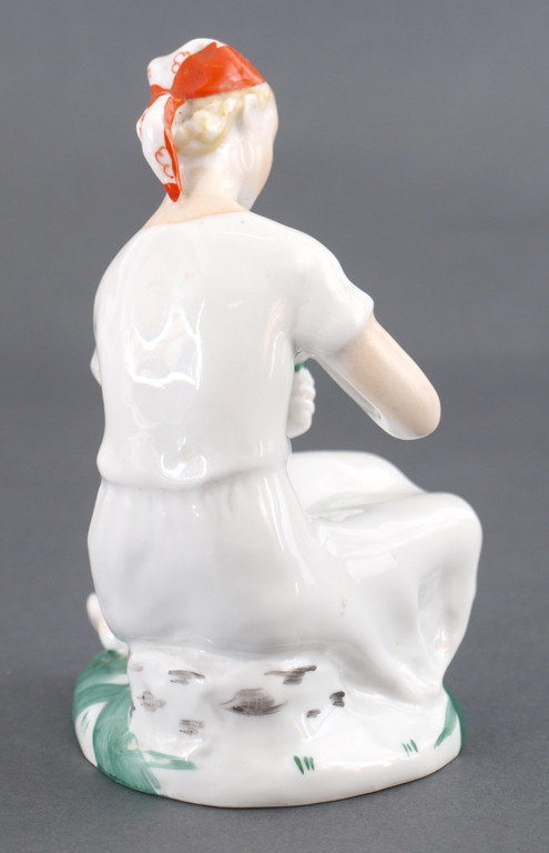 Porcelain figure “Love, doesn't love”