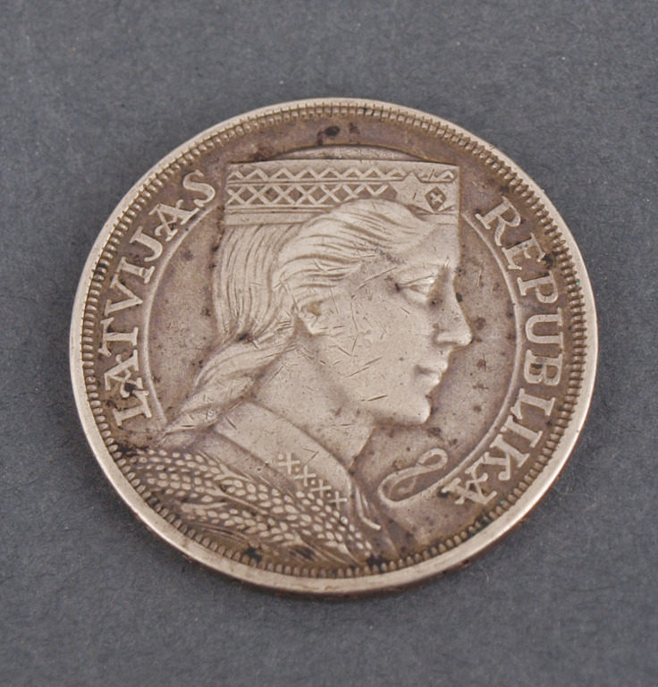 Серебряная монета Пять-латов