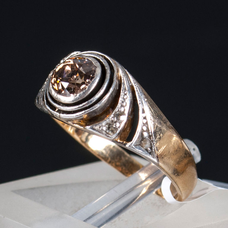 Golden ring with diamonds and brilliants