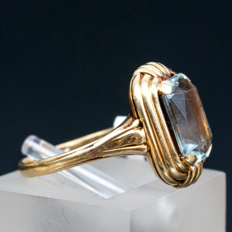 Gold ring with aquamarine