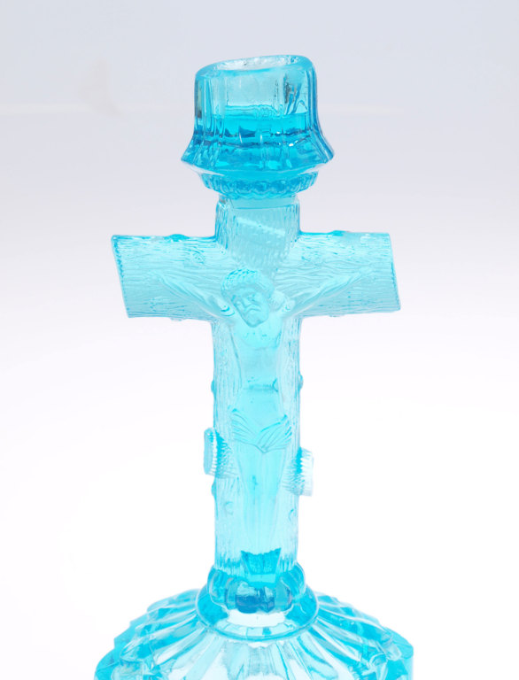 Krāsainā stikla svečturis ar reliģisku motīvu