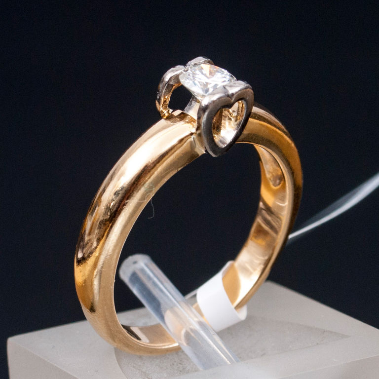 Gold ring with brilliant