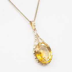 Золотое ожерелье с желтым камнем