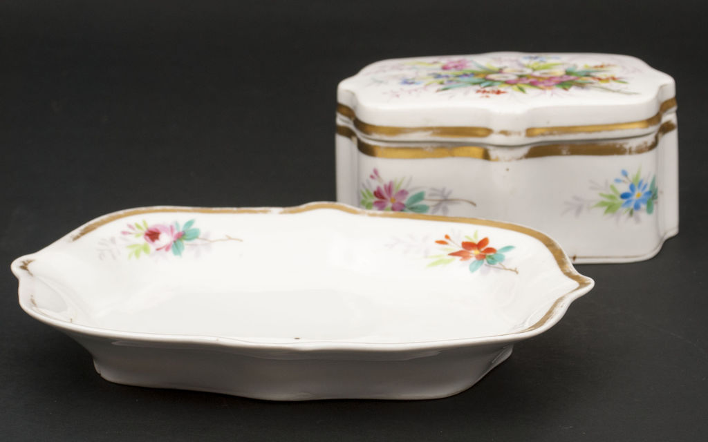 Porcelain utensil with a lid and a serving plate